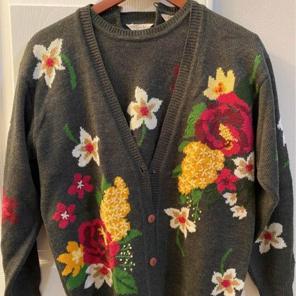 Rare Vintage Embroidered wool Sweater set 

#vintage #sweater #spring